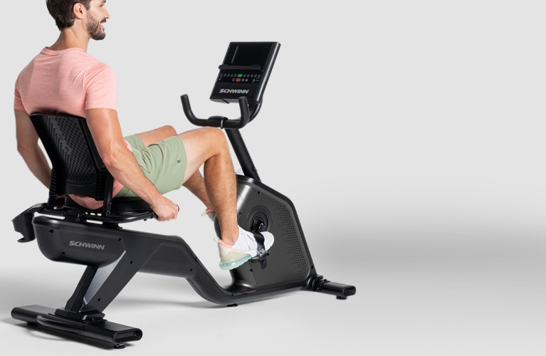 男子在 Schwinn 斜臥式健身車上訓練