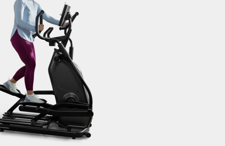 在 Schwinn 橢圓機上運動的女士